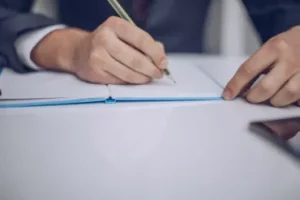 LUẬT SƯ BẢO VỆ QUYỀN VÀ LỢI ÍCH HỢP PHÁP TRONG CÁC VỤ ÁN DÂN SỰ